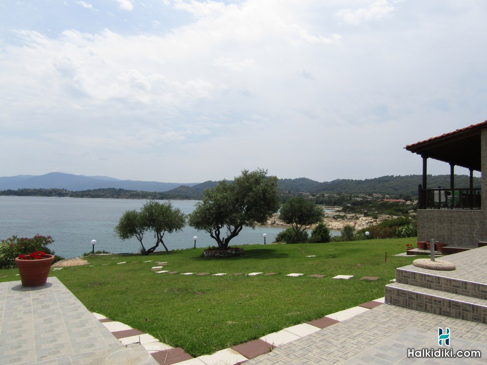 Villa Venus Paradise, Η Villa Venus Paradise βρίσκεται στο Λαγονήσι, στην Σιθωνία, ακριβώς δίπλα στη θάλασσα